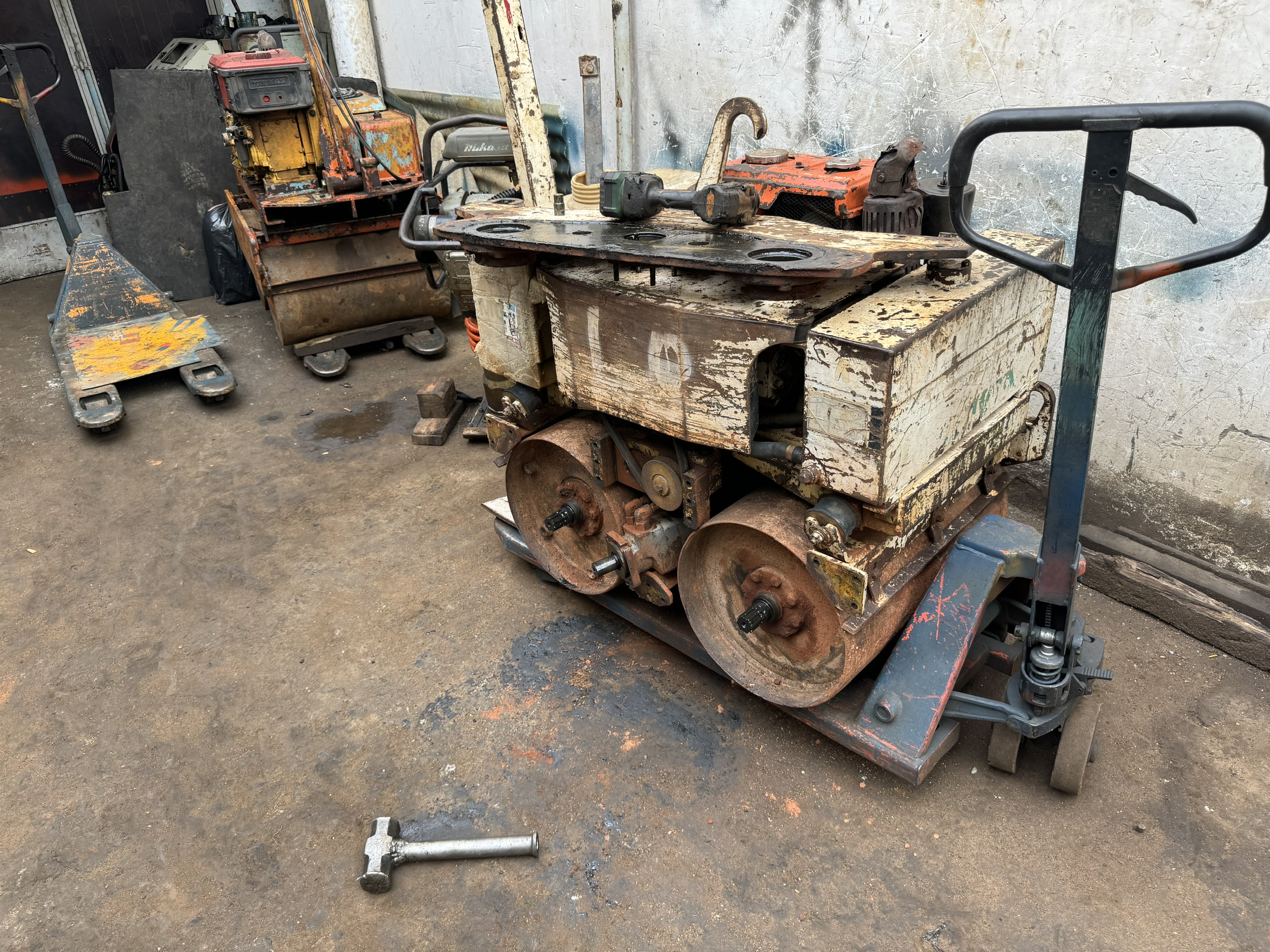 sừa chữa và đại tu xe lu tay